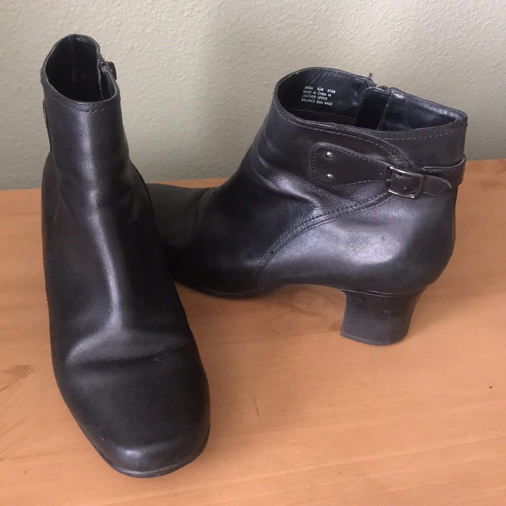 1 hr SALE - Clarks leather booties